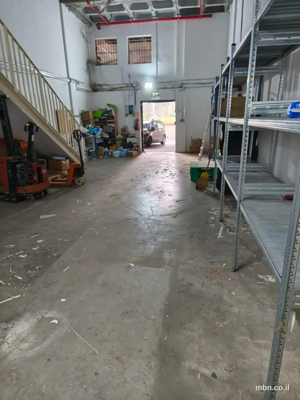 אולם תעשייתי 140 מ"ר עם גישת משאית עד הדלת 2
