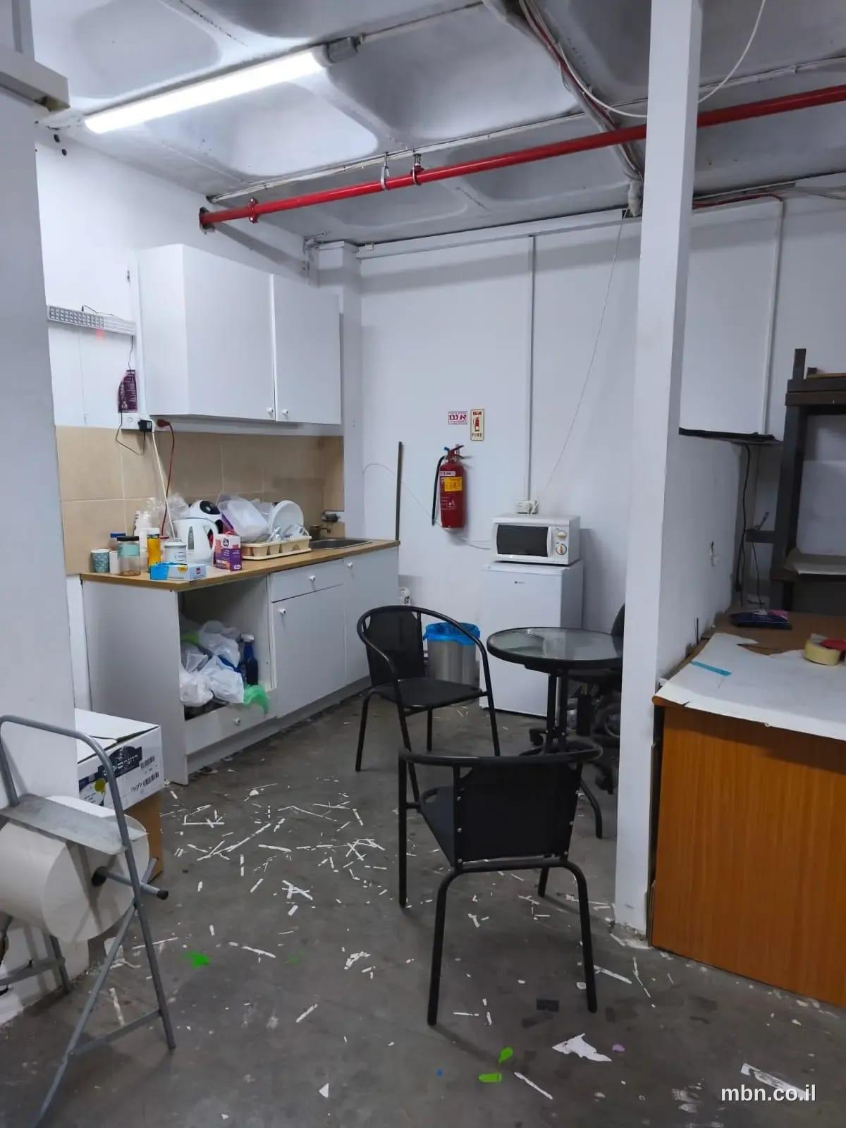 אולם תעשייתי 140 מ"ר עם גישת משאית עד הדלת 3